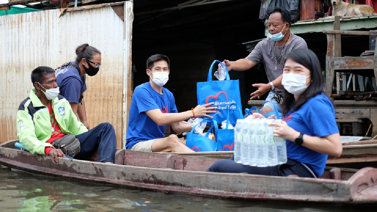 "ยิ่งลักษณ์" ส่งทีมงานมอบถุงน้ำใจให้ผู้ประสบภัยน้ำท่วมที่สิงห์บุรี