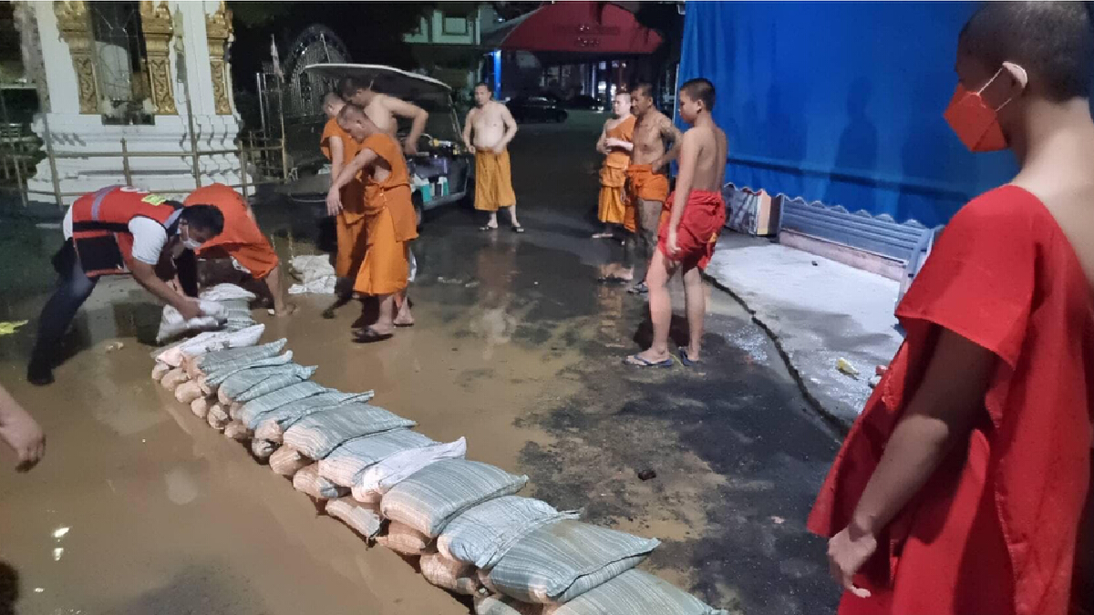 น้ำท่วมกลางดึก เจ้าอาวาสวัดละหาร ระดมกำลังพระเณรเร่งกั้นกระสอบทราย น้ำท่วมกลางดึก เจ้าอาวาสวัดละหาร ระดมกำลังพระเณรเร่งกั้นกระสอบทราย