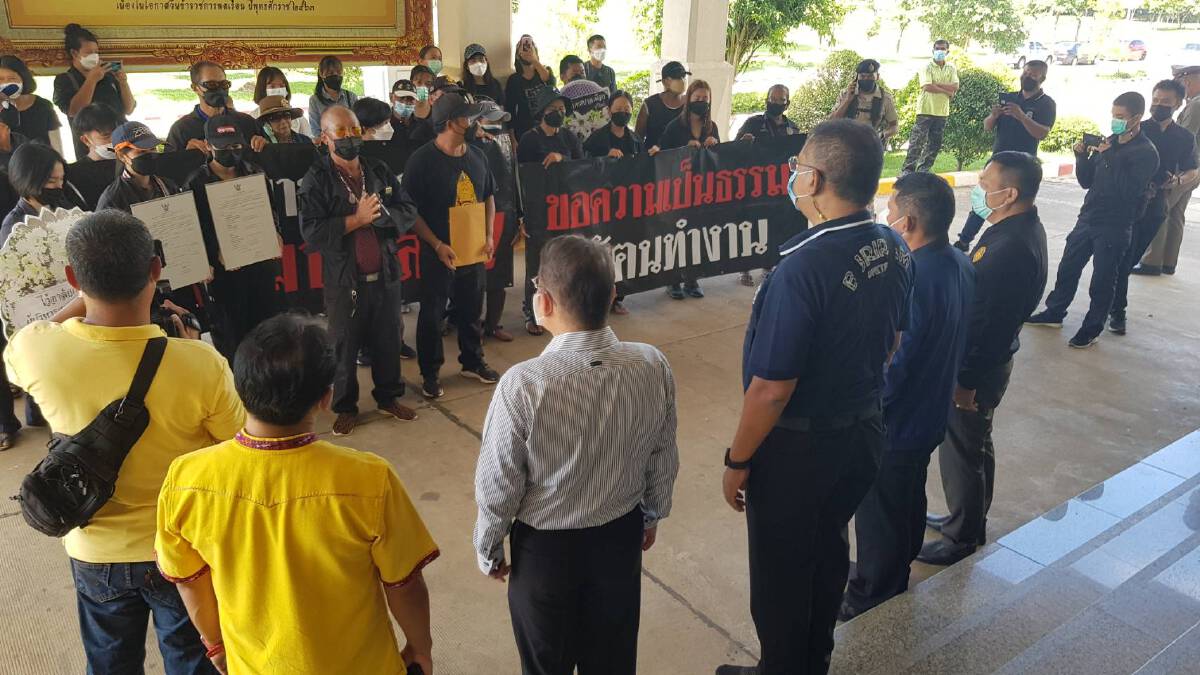 พนักงานเทศบาลถูกเลิกจ้างไม่เป็นธรรมบุกร้องผู้ว่าฯ