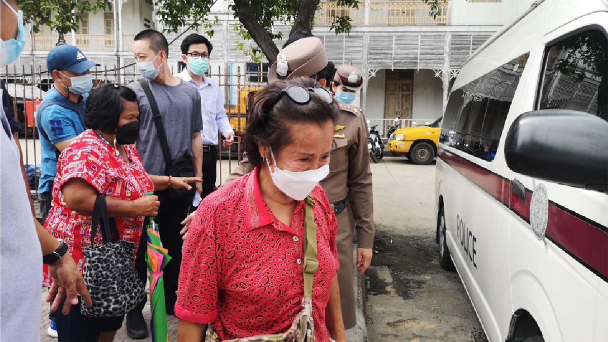 "ป้าเป้า" นำทีมต้านลุงตู่พบตำรวจ ตามหมายเรียกฝ่าฝืนพ.ร.ก.ฉุกเฉิน