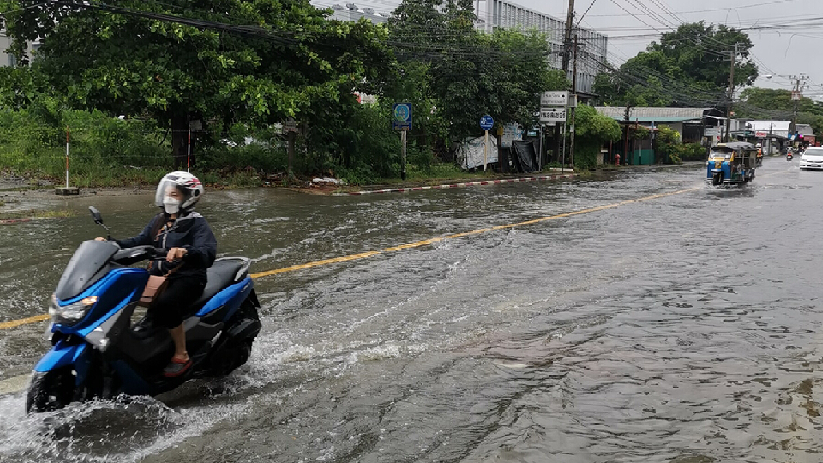 ฝนตกหนักในพื้นที่กรุงเทพฯน้ำท่วมรอการระบาย เช็กที่นี่!! ฝนตกหนักในพื้นที่กรุงเทพฯน้ำท่วมรอการระบาย เช็กที่นี่!!