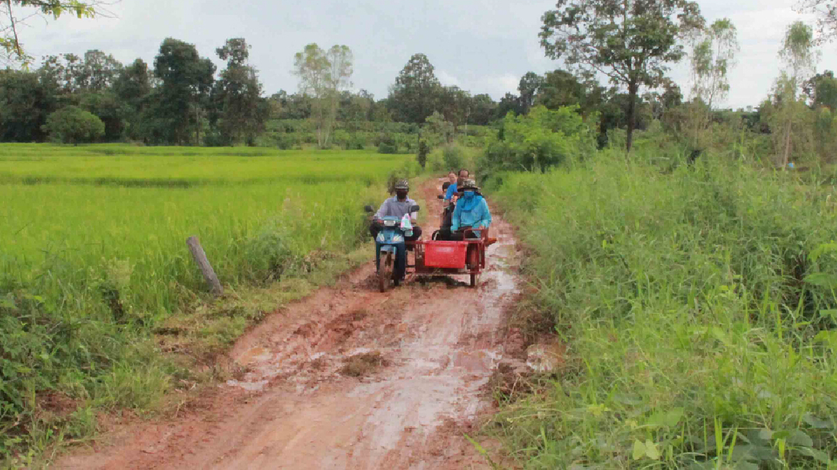ชาวบ้านเดือดร้อนน้ำป่ากัดเซาะถนนขนส่งผลผลิตเกษตรพังยับ ชาวบ้านเดือดร้อนน้ำป่ากัดเซาะถนนขนส่งผลผลิตเกษตรพังยับ