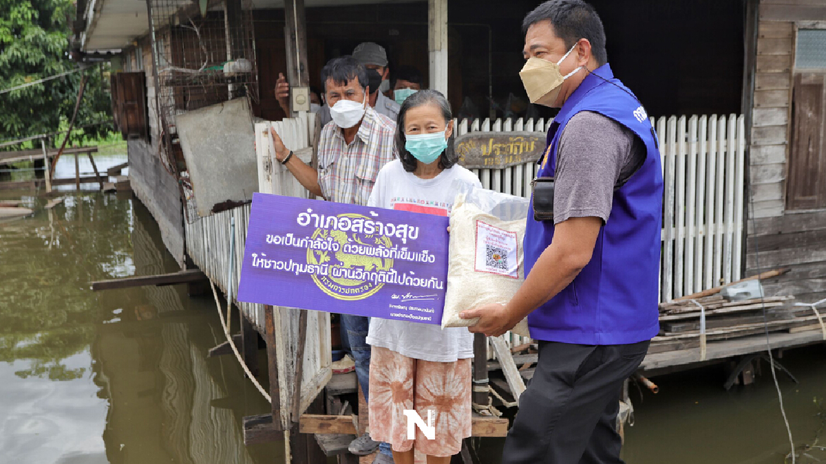 นอภ.เมืองปทุมธานีลุยเคาะประตูบ้านช่วยน้ำท่วม