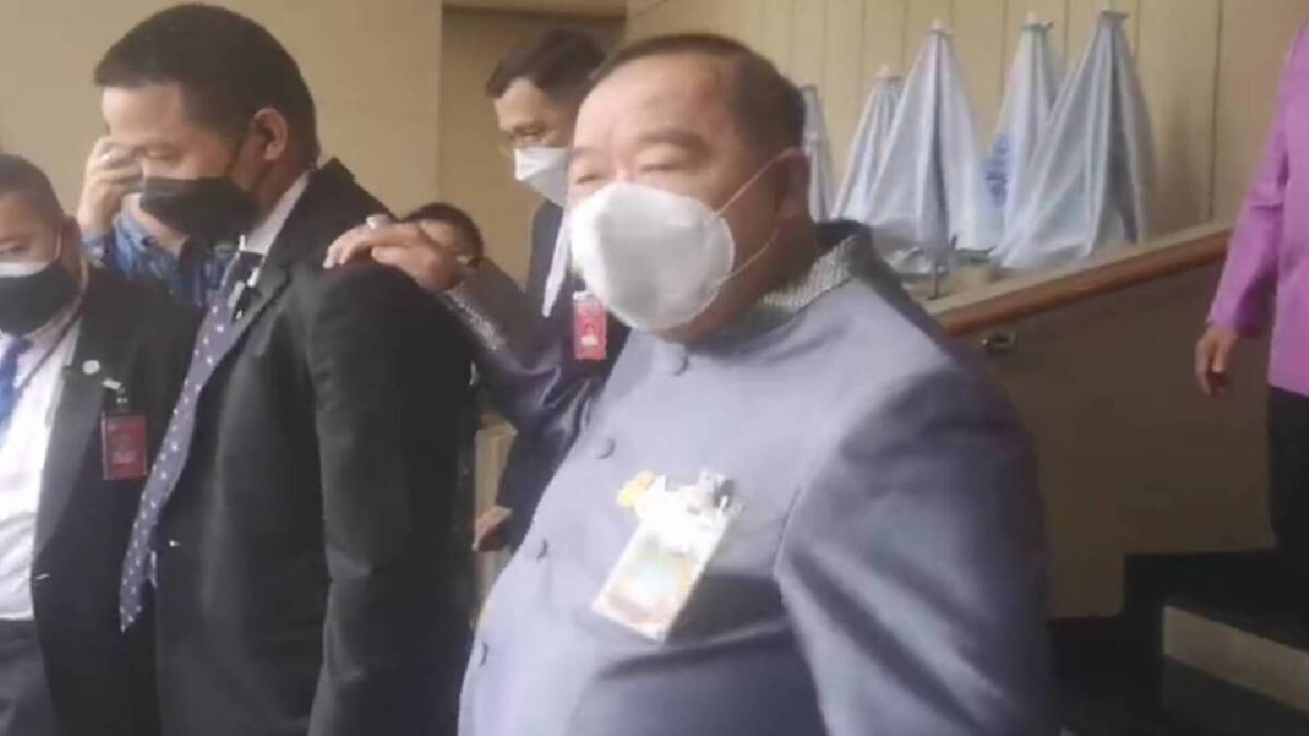 "ประวิตร" ปัดตอบ ปม"ภูมิใจไทย"โวยตั้งทหารนำสาธารณสุข "ประวิตร" ปัดตอบ ปม"ภูมิใจไทย"โวยตั้งทหารนำสาธารณสุข