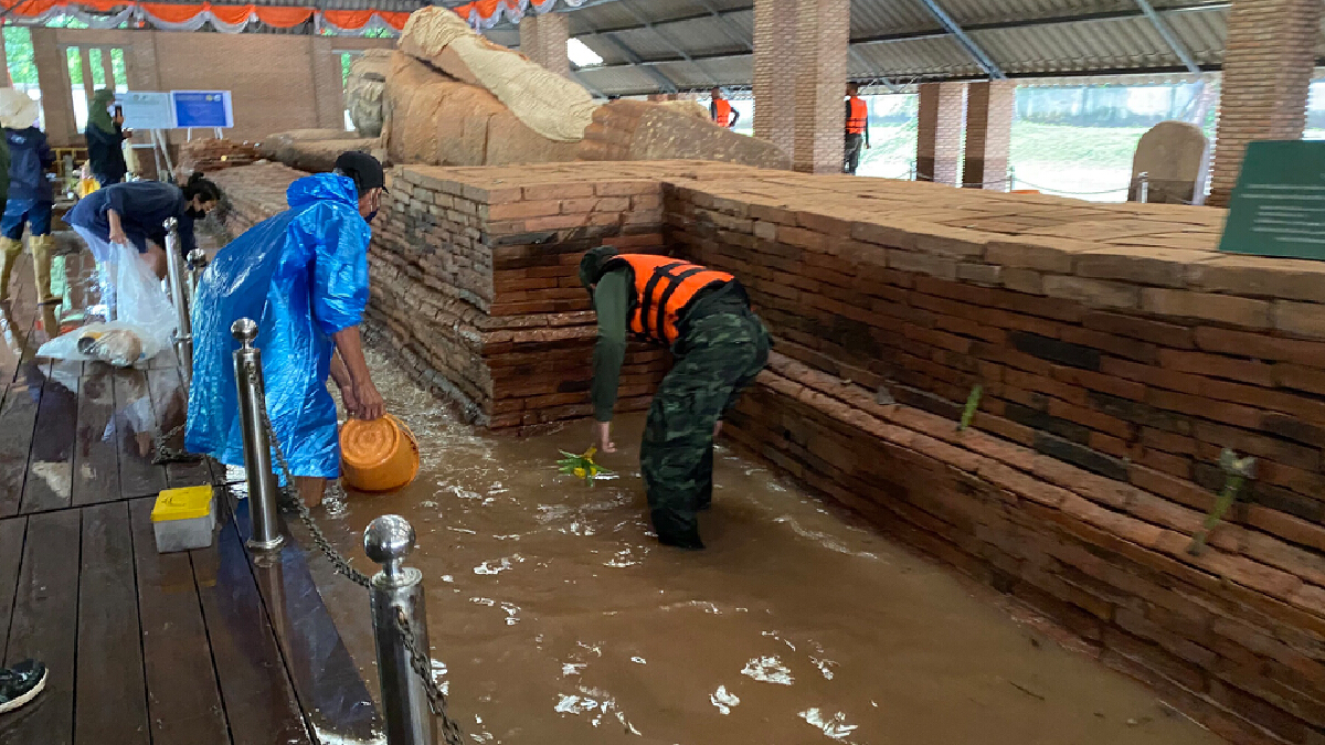 โคราชอ่วม วัดพระนอนน้ำขึ้นสูงเร่งผลักดันน้ำออก โคราชอ่วม วัดพระนอนน้ำขึ้นสูงเร่งผลักดันน้ำออก
