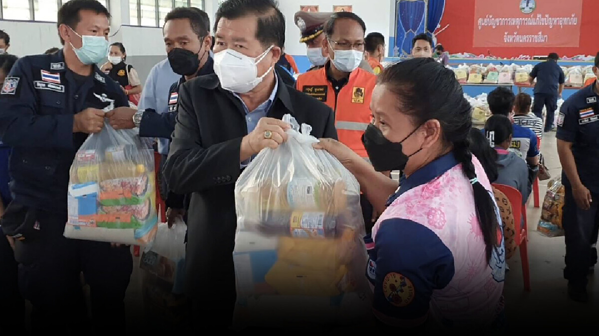 รมช.มหาดไทย ลงพื้นที่มอบถุงยังชีพอำเภอโนนสูง