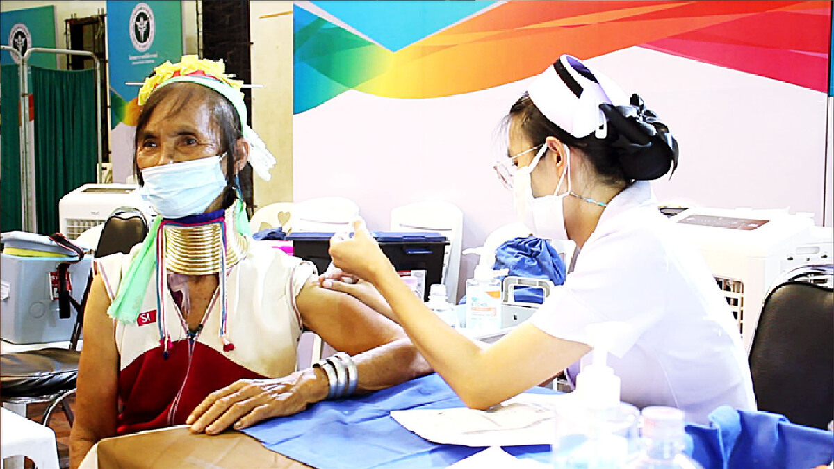 กะเหรี่ยงคอยาวแห่ฉีดวัคซีน-รับนักท่องเที่ยว