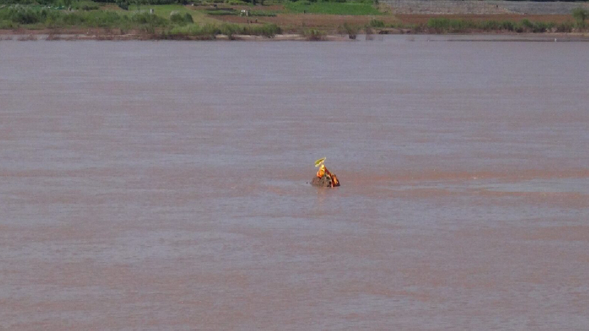 น้ำโขงหนองคายเริ่มลดลง พระธาตุกลางน้ำเริ่มโผล่ให้สักการะ