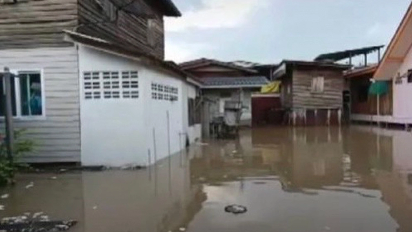 ชุมชนริมน้ำนนทบุรีอ่วม น้ำขึ้นเร็วท่วมบ้านนับร้อยหลัง ชุมชนริมน้ำนนทบุรีอ่วม น้ำขึ้นเร็วท่วมบ้านนับร้อยหลัง