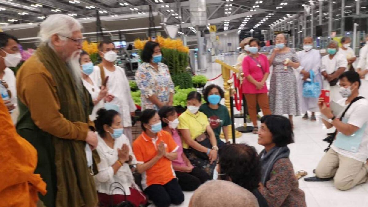 ลูกศิษย์แห่ส่ง "อดีตพระยันตระ" เดินทางกลับประเทศสหรัฐ ลูกศิษย์แห่ส่ง "อดีตพระยันตระ" เดินทางกลับประเทศสหรัฐ