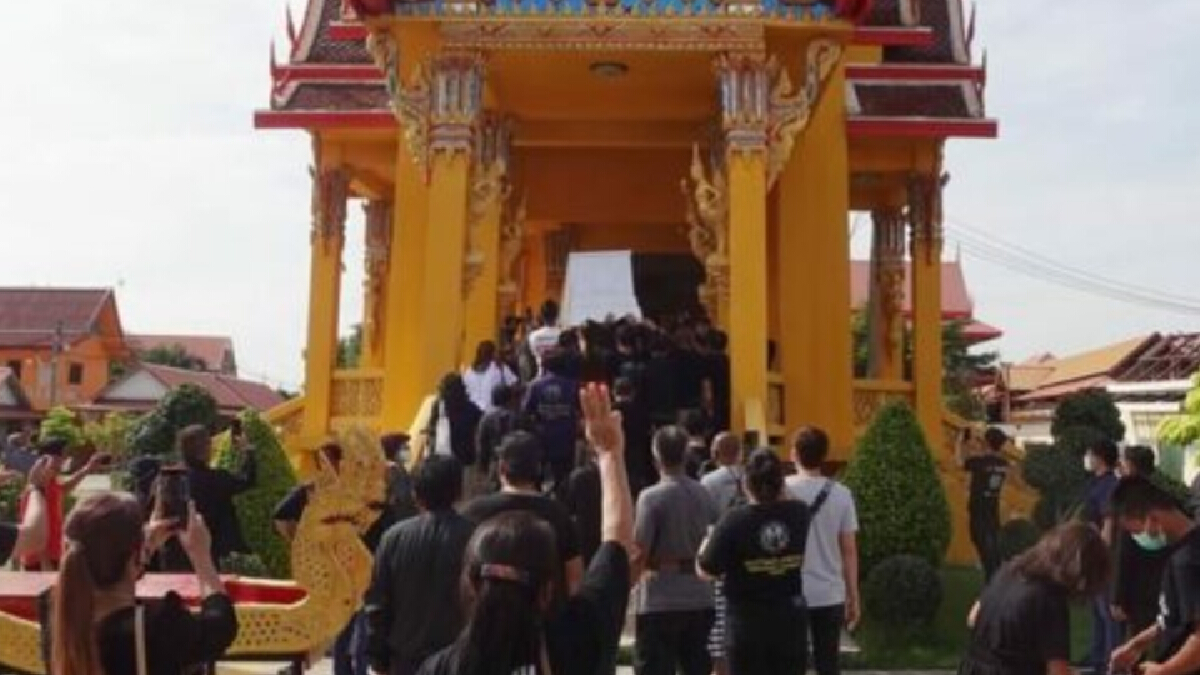 กลุ่มทะลุแก๊ส-ส.ส.-เสื้อแดง กว่า 50 คน ร่วมฌาปนกิจ น้องวาฤทธิ์