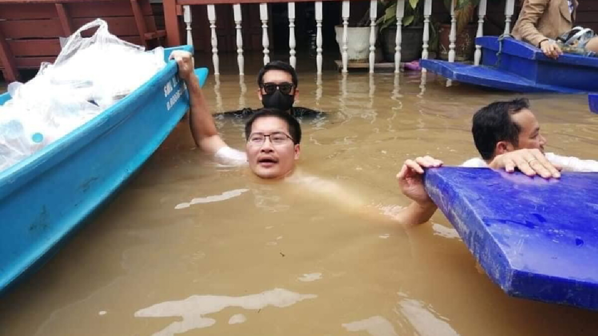 "เต้ มงคลกิตติ์" โชว์เหนือ "ธรรมนัส" ลุยน้ำลึกถึงคอแจกของน้ำท่วมอยุธยา
