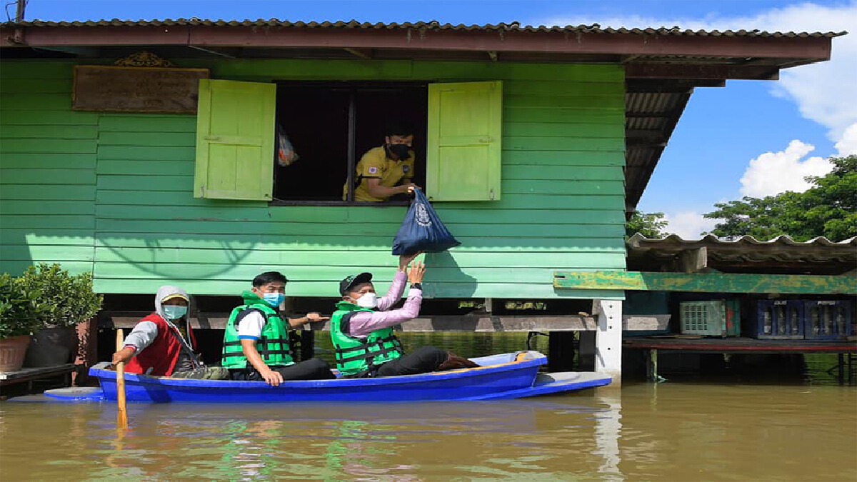 กรมชลฯ เดินหน้ามอบถุงยังชีพ ให้ชาวบางบาล จ.อยุธยา