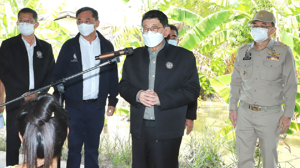 "วิษณุ"ลงพื้นที่แจกของช่วยผู้ประสบอุทกภัยอุทัยธานี-นครสวรรค์ "วิษณุ"ลงพื้นที่แจกของช่วยผู้ประสบอุทกภัยอุทัยธานี-นครสวรรค์