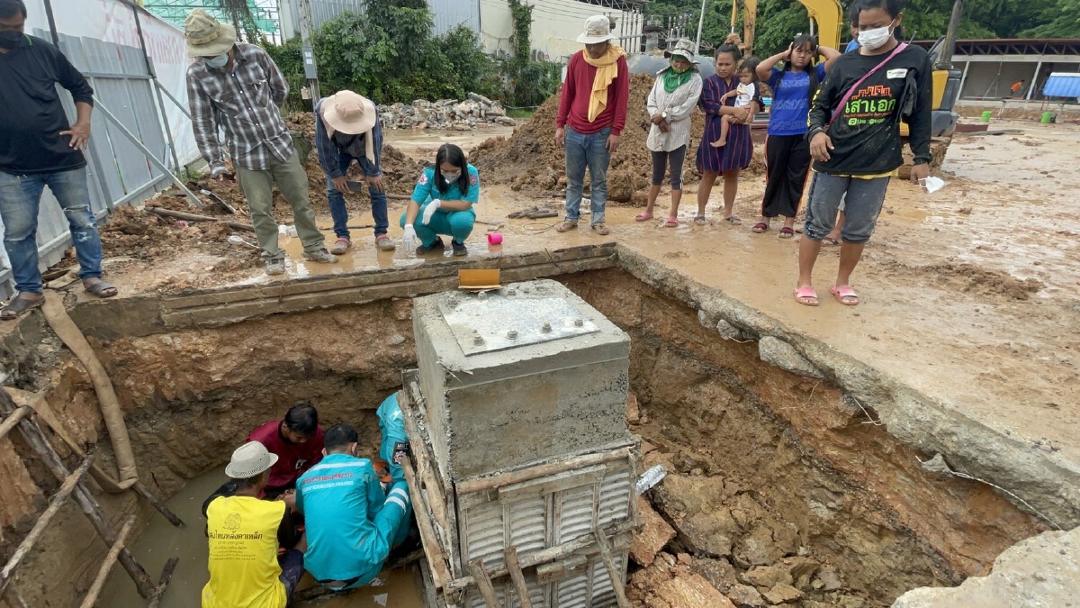 หวิดดับคนงานถูกดินสไลด์ทับลึกเกือบ2เมตร 