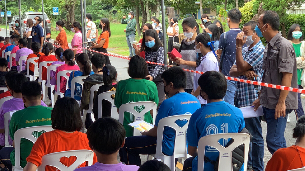 นักเรียนศรีสะเกษเริ่มฉีดตามคิววัคซีนโควิดเข็มแรก