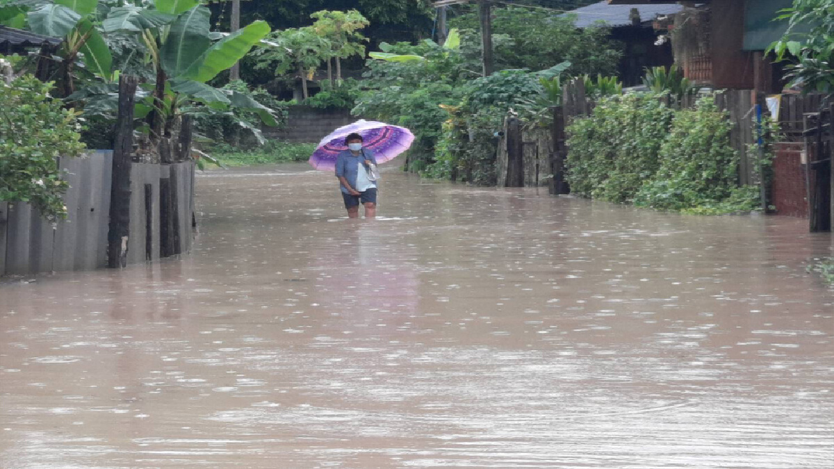ฝนตกถล่มเมือง"พะเยา-ดอกคำใต้"เร่งขนของขึ้นที่สูง ฝนตกถล่มเมือง"พะเยา-ดอกคำใต้"เร่งขนของขึ้นที่สูง