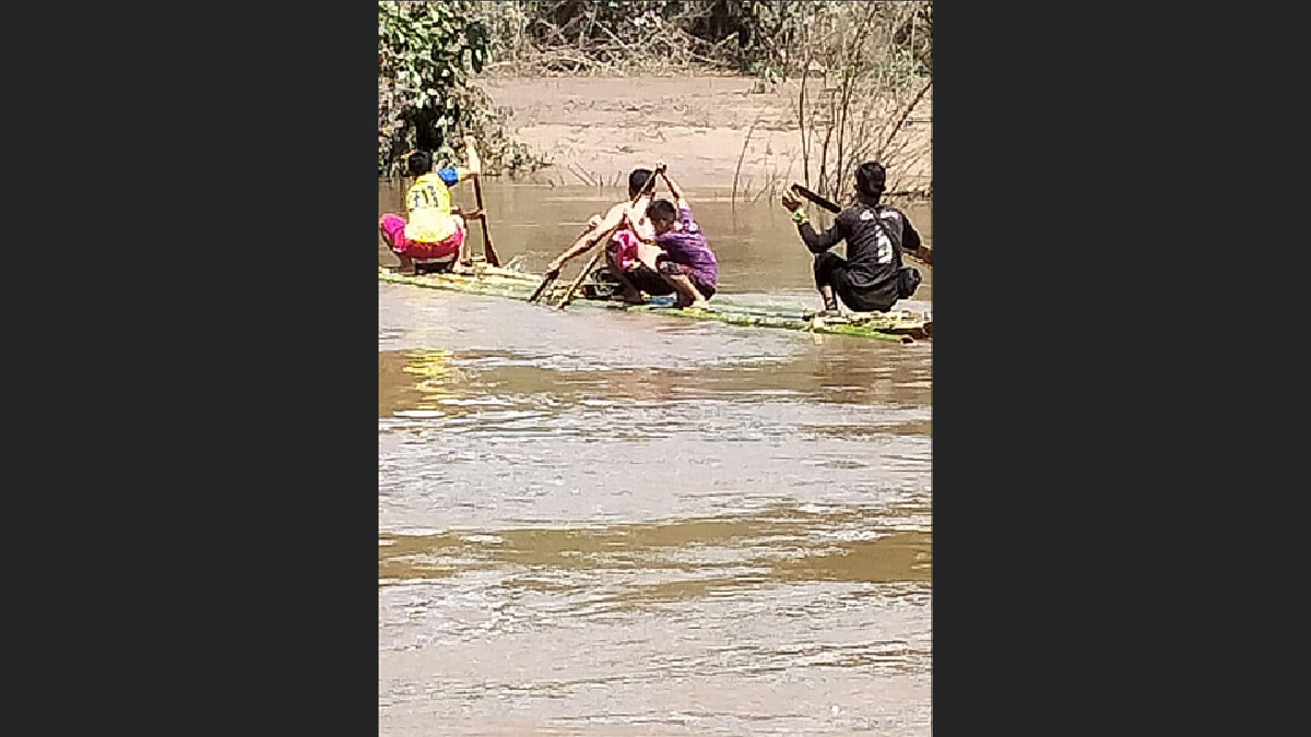 ชาวปกาเกอะญอวอนรัฐ-สร้างสะพานถูกน้ำพัดพัง ชาวปกาเกอะญอวอนรัฐ-สร้างสะพานถูกน้ำพัดพัง