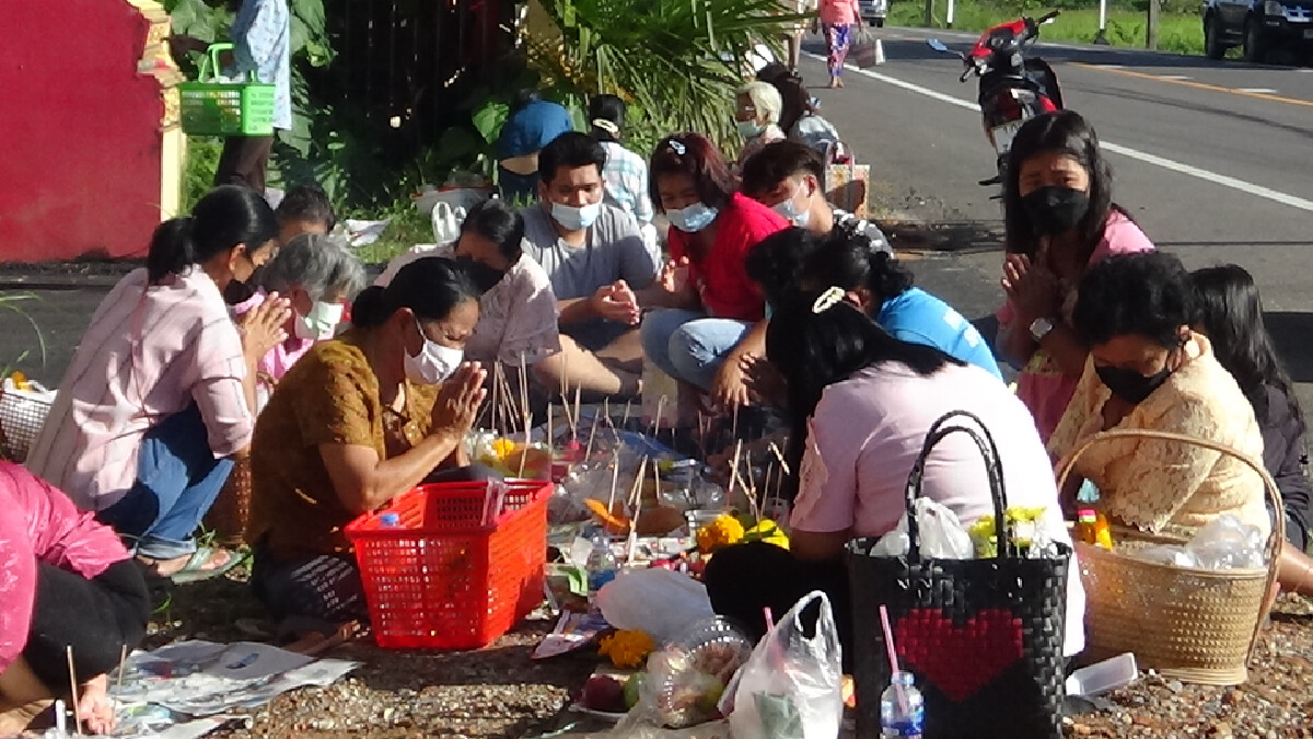 ชาวตรังพร้อมใจทำพิธีส่งตายายรูปแบบใหม่ ชาวตรังพร้อมใจทำพิธีส่งตายายรูปแบบใหม่