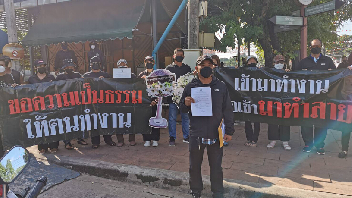 ลูกจ้างฮือถือหรีดและป้ายประท้วงเทศบาลเลิกจ้างไม่เป็นธรรม