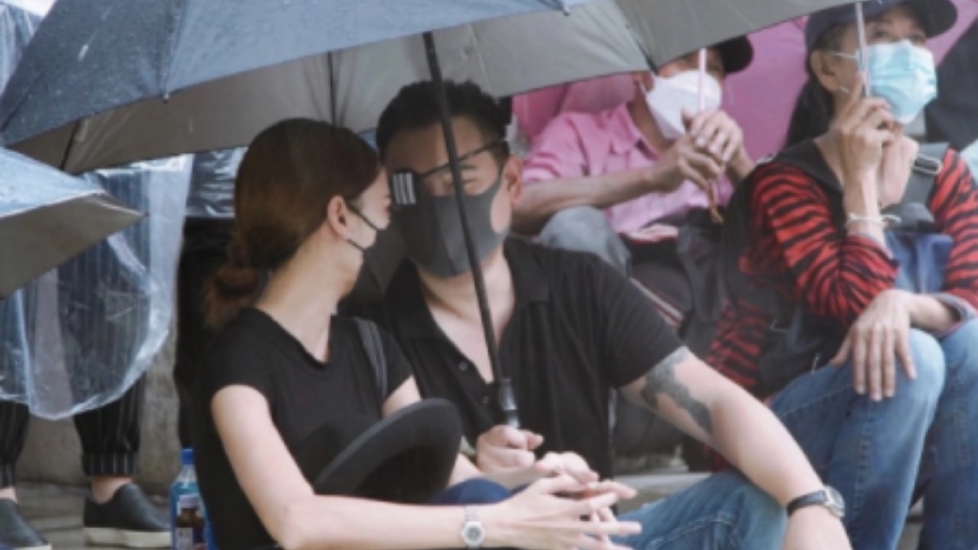 ดอกไม้ในสนามรบ! ม็อบ "ไฮโซลูกนัท" เปิดตัวแฟนสาวกลางม็อบ