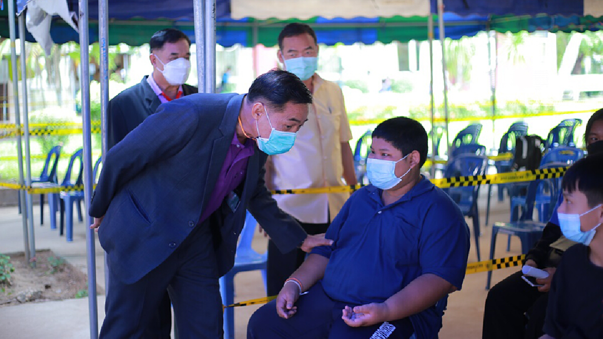 ผู้ตรวจ ศธ. ลงพื้นที่จังหวัดนครพนม ตรวจเยี่ยมให้กำลังใจนร.รับวัคซีน ผู้ตรวจ ศธ. ลงพื้นที่จังหวัดนครพนม ตรวจเยี่ยมให้กำลังใจนร.รับวัคซีน