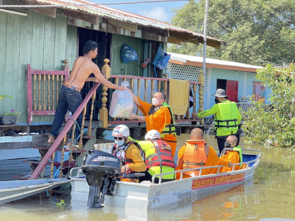พระลุยน้ำท่วมมอบถุงปันสุขช่วยชาวบ้านบางระกำ พระลุยน้ำท่วมมอบถุงปันสุขช่วยชาวบ้านบางระกำ