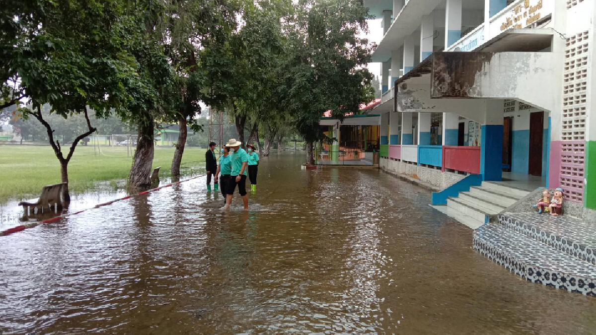 น้ำมูลทะลักท่วมโรงเรียนชุมพวงโคราชเลื่อนเปิดเทอมไปก่อน น้ำมูลทะลักท่วมโรงเรียนชุมพวงโคราชเลื่อนเปิดเทอมไปก่อน