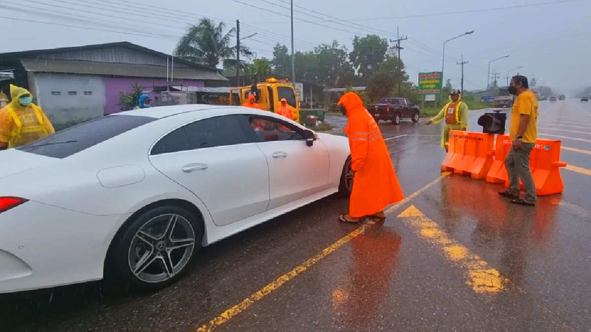 ดินภูเขาถล่มปิดถนน จุดควนแม่ยายหม่อน รถไม่สามารถผ่านได้ ดินภูเขาถล่มปิดถนน จุดควนแม่ยายหม่อน รถไม่สามารถผ่านได้
