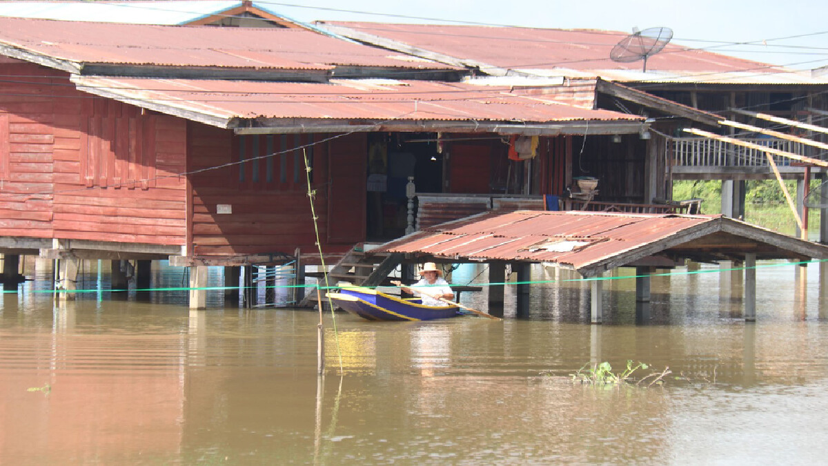 แม่น้ำยมไหลท่วมบ้านเรือน300หลังคาเรือน แม่น้ำยมไหลท่วมบ้านเรือน300หลังคาเรือน