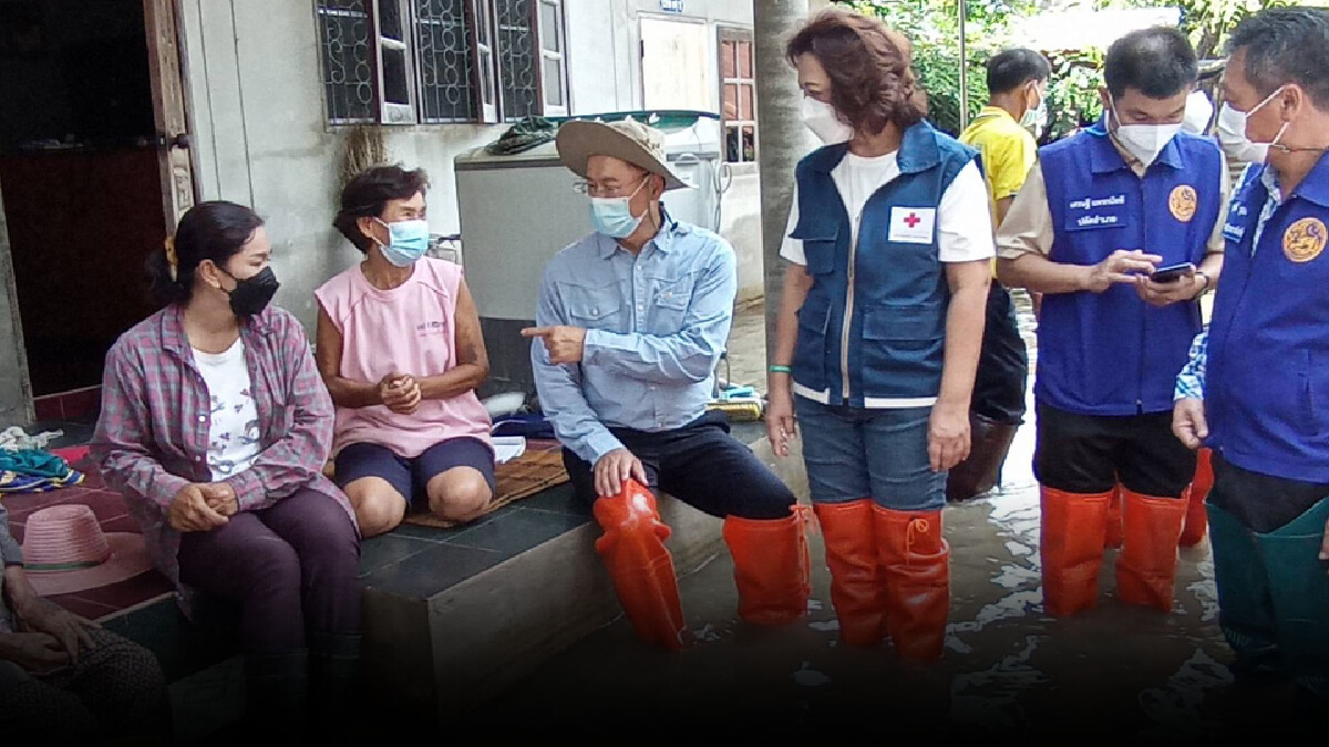 ผู้ว่าฯลุยน้ำมอบถุงยังชีพชาวบ้าน อ.พิมาย ขณะที่น้ำท่วมขังอยู่หลายตำบล