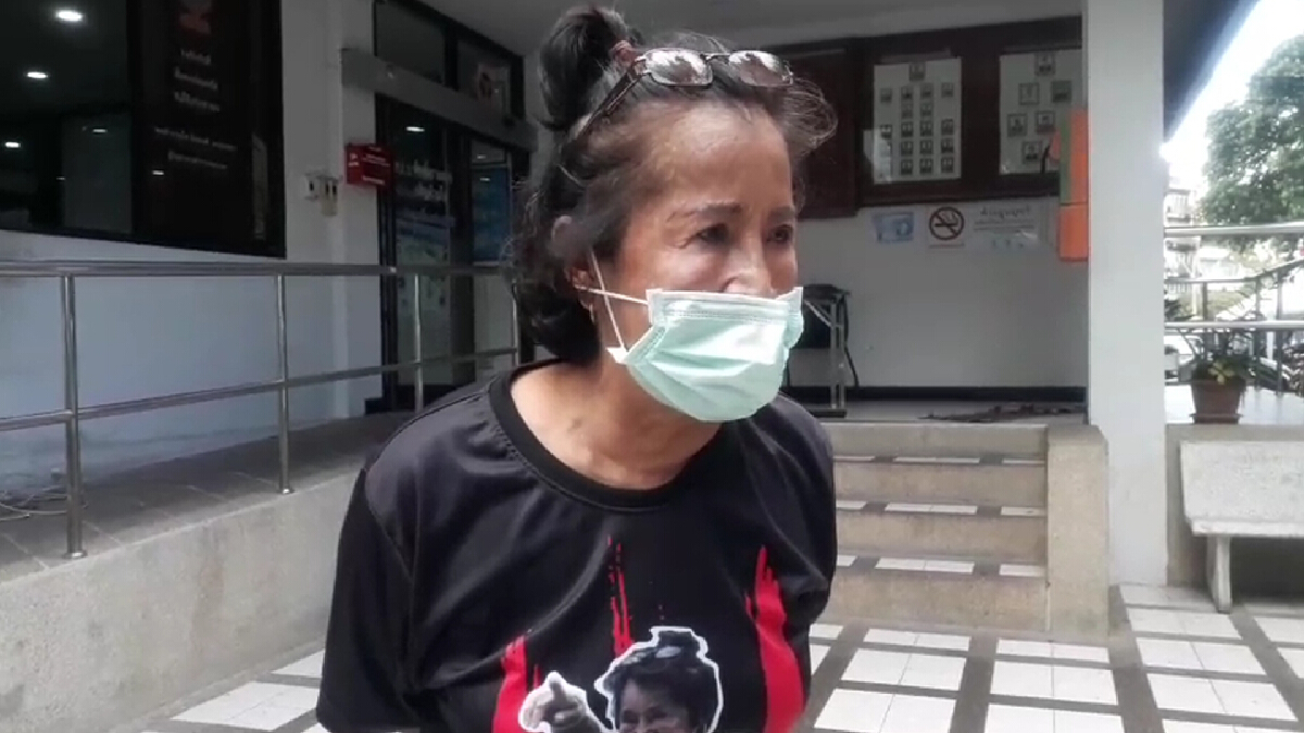 “ป้าเป้า เปลือยกาย” เข้ารับทราบข้อหาสน.นางเลิ้ง