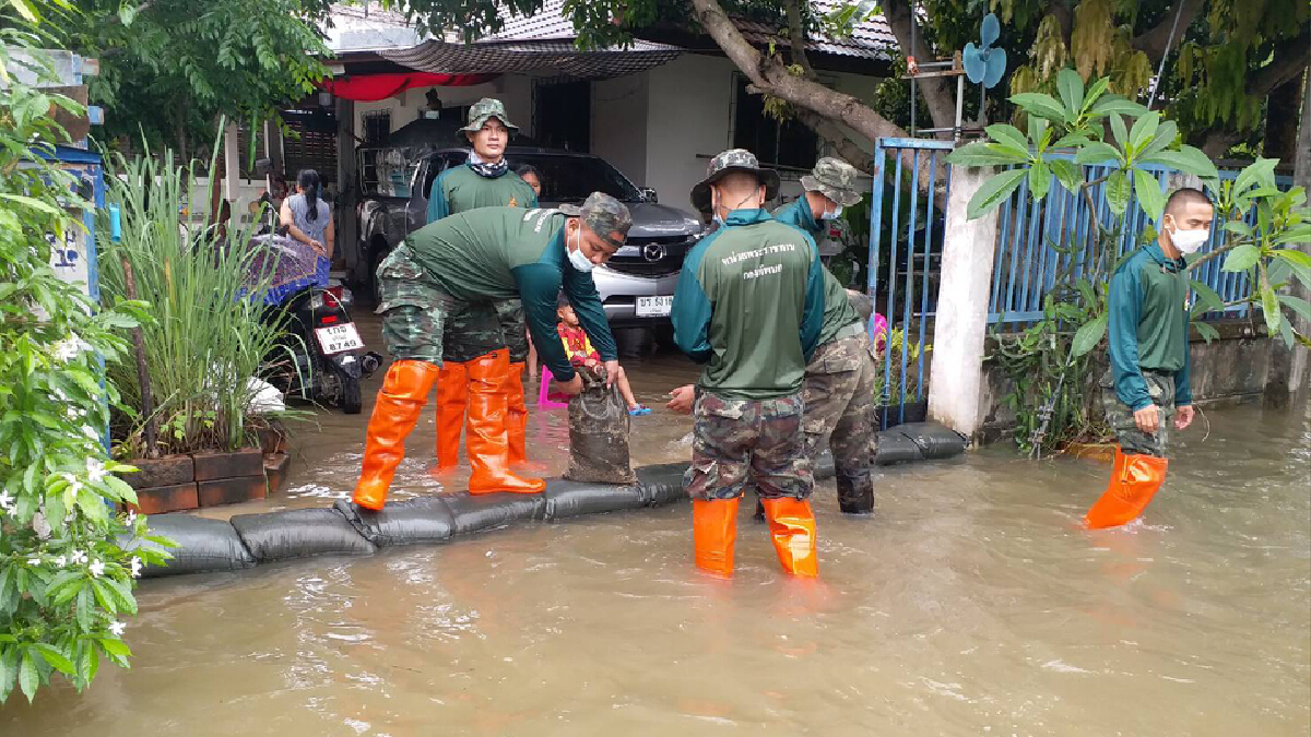 ทหารและกู้ภัยเร่งช่วยชาวบ้านขนของหนีน้ำ