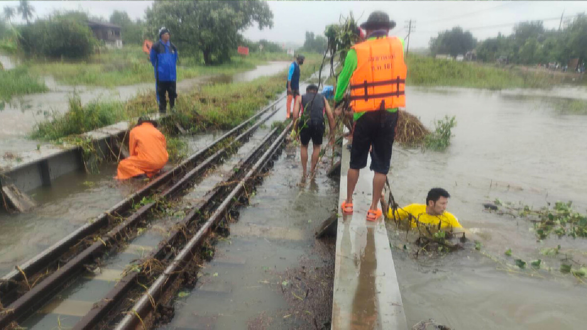 น้ำซัดทางรถไฟขาด 800 เมตรยกเลิกเดินรถ 10 ขบวน น้ำซัดทางรถไฟขาด 800 เมตรยกเลิกเดินรถ 10 ขบวน