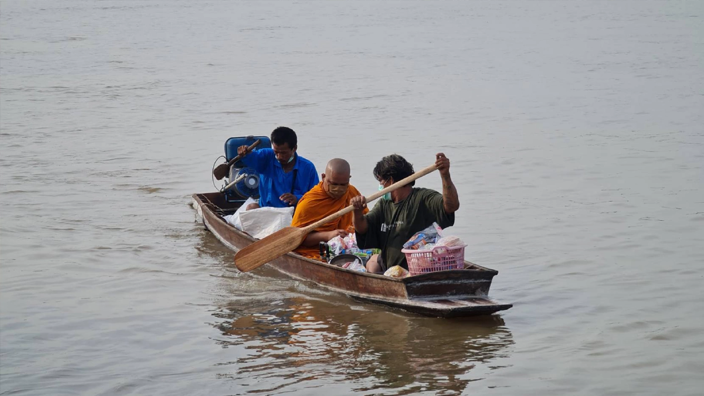 ปชช.ลุยน้ำร่วมตักบาตรพระร้อยวัดแรกหลังออกพรรษา ปชช.ลุยน้ำร่วมตักบาตรพระร้อยวัดแรกหลังออกพรรษา