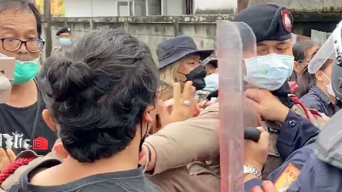 ปะทะเดือด คฝ.ขอนแก่น กับกลุ่มราษฎรป่วนรับลุงป้อมมอบถุงยังชีพที่ขอนแก่น