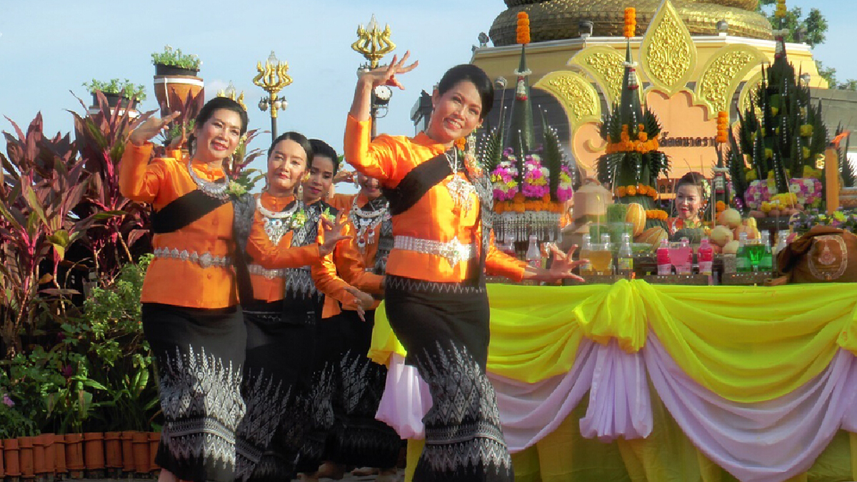 นครพนมจัดพิธีบวงสรวงพญาศรีสัตตนาคราชและตักบาตรเทโว นครพนมจัดพิธีบวงสรวงพญาศรีสัตตนาคราชและตักบาตรเทโว