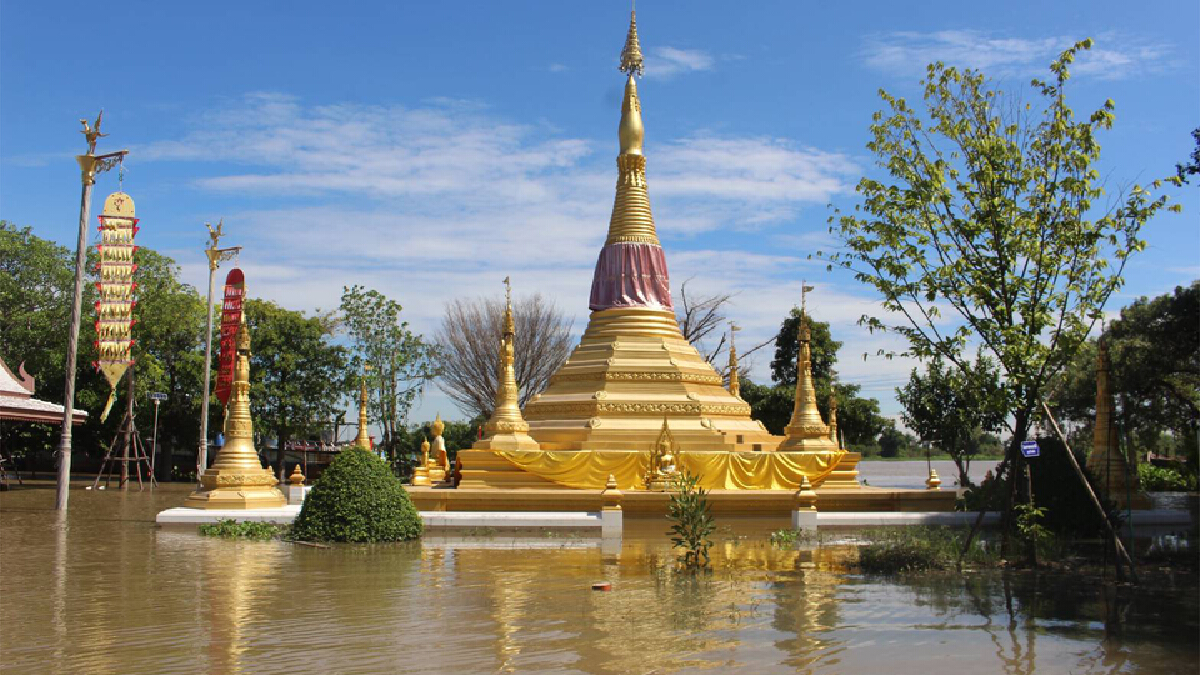 ระดับน้ำขึ้นสูงท่วมเจดีย์มอญวัดท้ายเกาะ พระเณรต้องใช้เรือออกบิณฑบาต