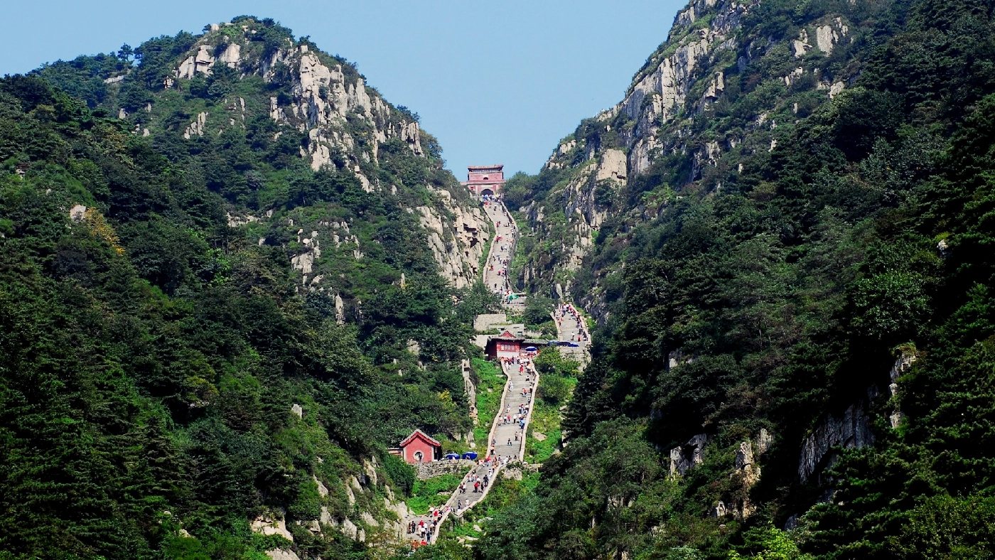 ชาวจีนนอนในห้องน้ำ รอเที่ยวเขาไท่ซาน