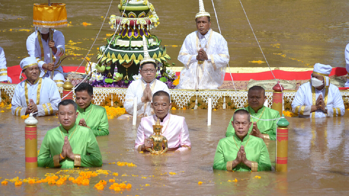 ผู้ว่าฯเพชรบูรณ์สืบทอดตำนานกว่า 400 ปี ประกอบพิธีอุ้มพระดำน้ำ ผู้ว่าฯเพชรบูรณ์สืบทอดตำนานกว่า 400 ปี ประกอบพิธีอุ้มพระดำน้ำ
