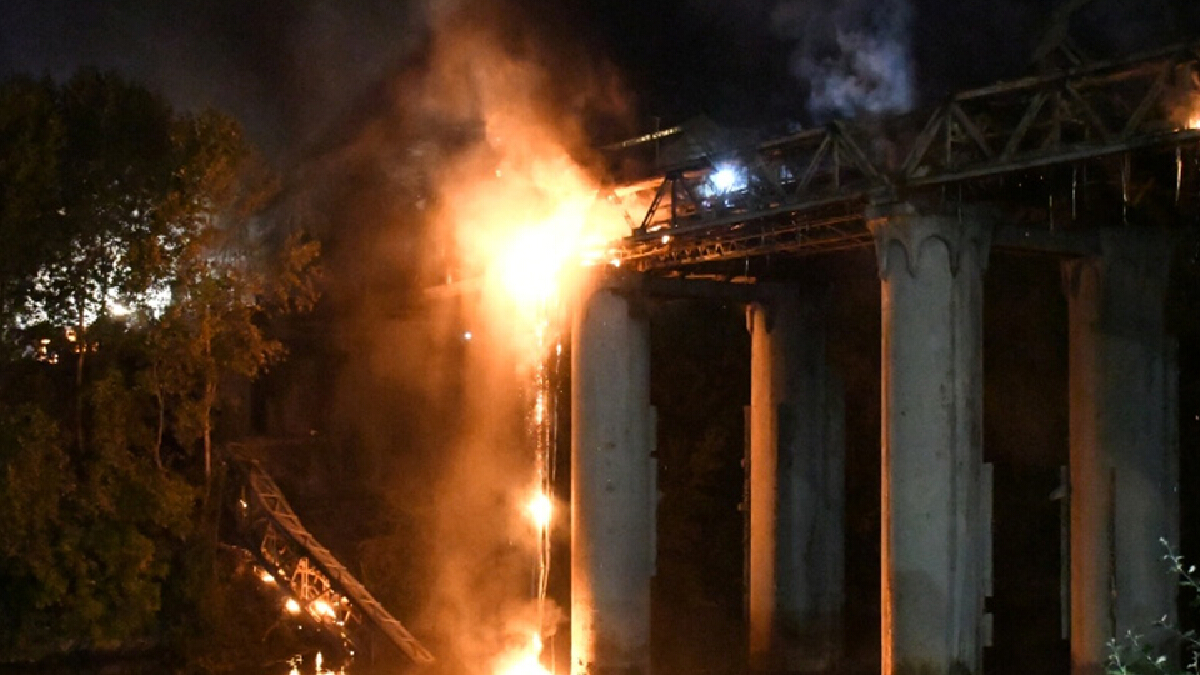 ไฟไหม้สะพานเก่าแก่ชื่อดังของกรุงโรม