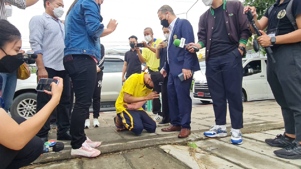 บาสมือแทง 2 ศพ กราบแม่ หลังได้รับอิสรภาพ บาสมือแทง 2 ศพ กราบแม่ หลังได้รับอิสรภาพ