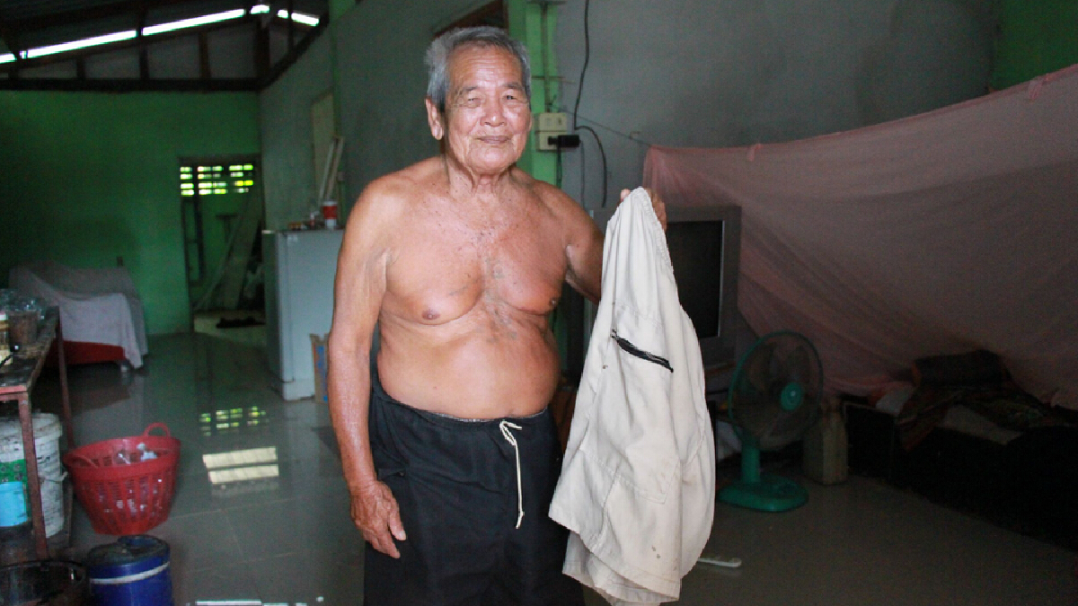 โจรสาวแสบทำทีตีสนิทก่อนใช้อุบายขอเข้าห้องน้ำแอบฉกเงินเบี้ยคนแก่