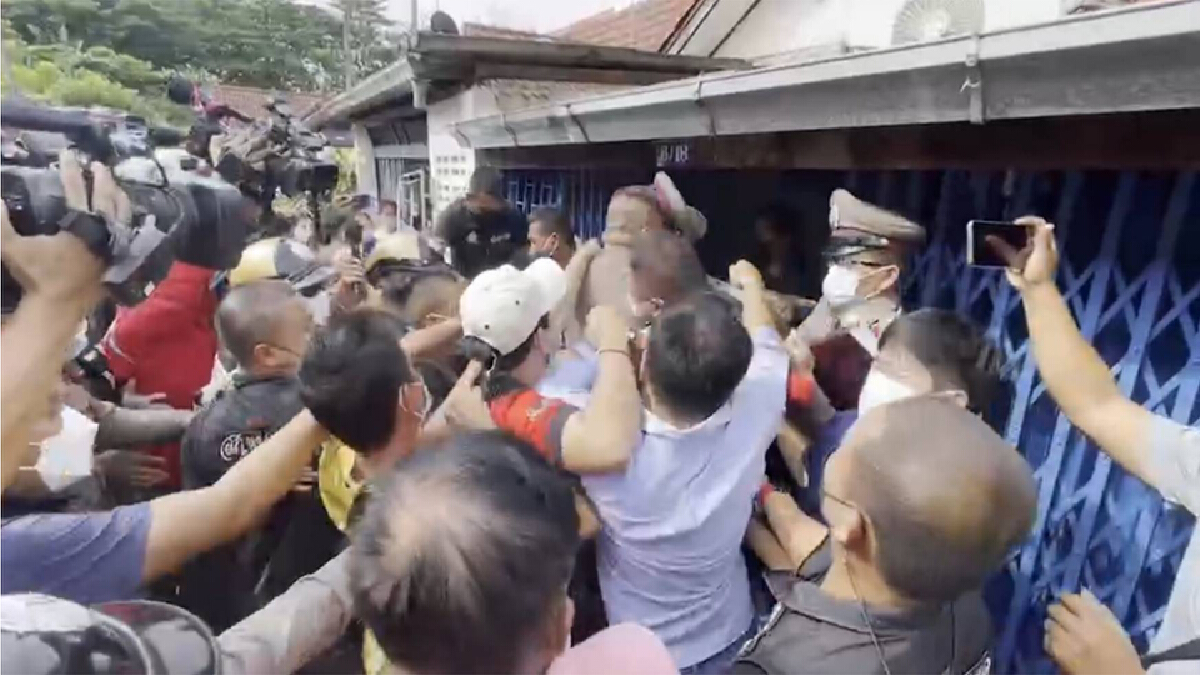 คุมตัวพ่อเลี้ยงโหดทำแผนทรมานด.ช.วัย 8 ขวบจนเสียชีวิต ถูกญาติรุมประชาทัณฑ์