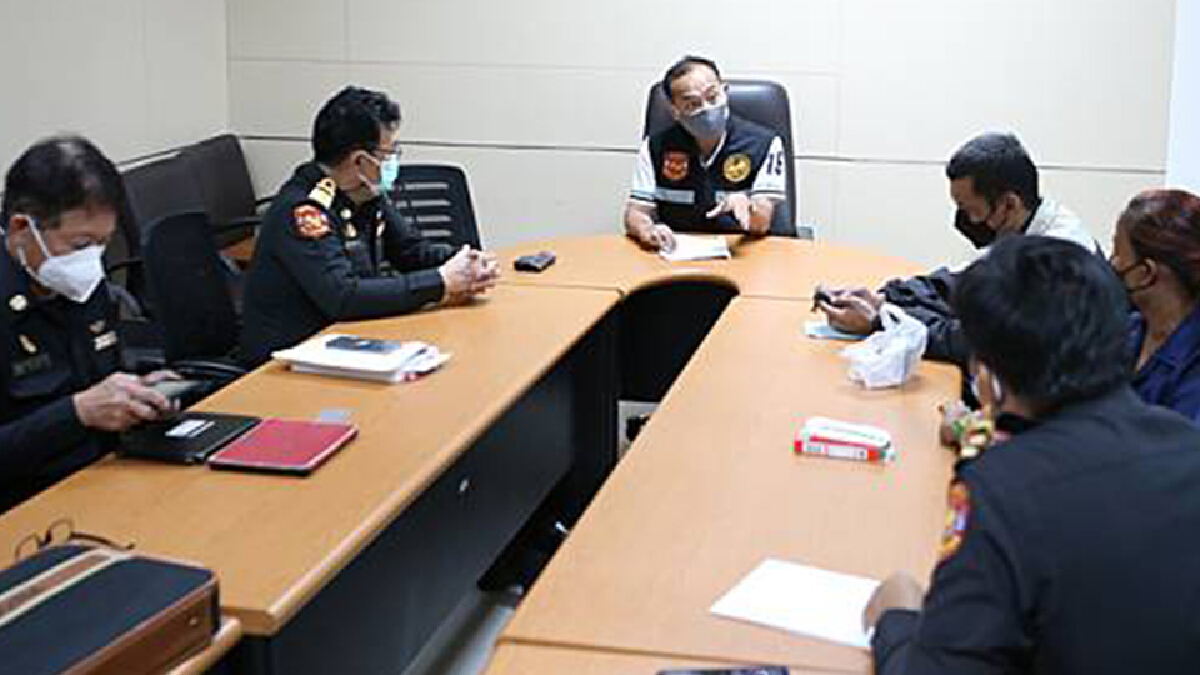 เรียกปรับ-พักใบอนุญาต โชเฟอร์รถเมล์สาย 8 ขับรถทับขาผู้โดยสารหัก 2 ข้าง เรียกปรับ-พักใบอนุญาต โชเฟอร์รถเมล์สาย 8 ขับรถทับขาผู้โดยสารหัก 2 ข้าง