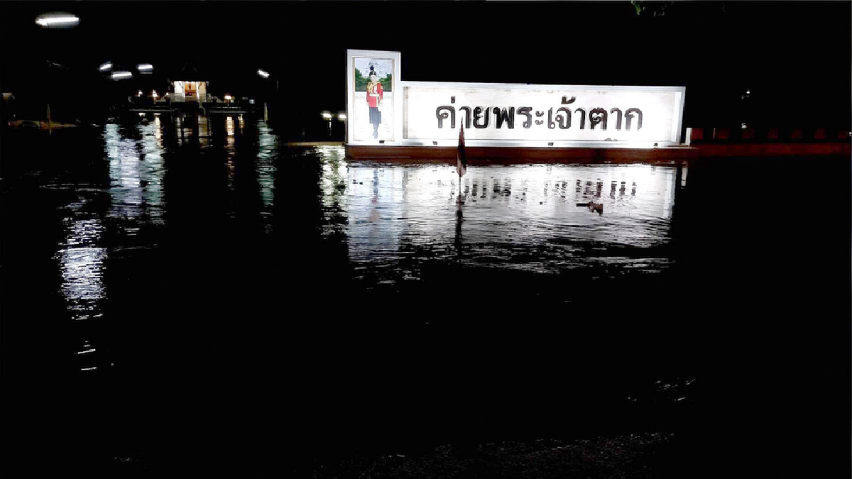 ฝนกระหน่ำซัดสะพานคอนกรีตขาด-ค่ายพระเจ้าตากจม ฝนกระหน่ำซัดสะพานคอนกรีตขาด-ค่ายพระเจ้าตากจม