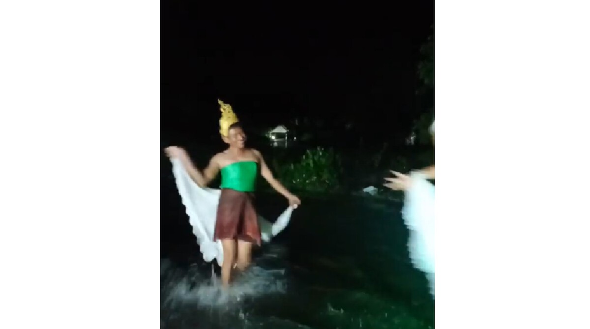 ฮือฮาสาวสองแต่งชุดกินรีเล่นน้ำหวังให้ฝนหยุดตก