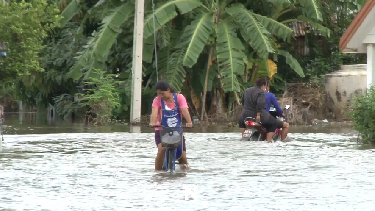 มวลน้ำอ่างเก็บน้ำห้วยหนองโรง ไหลบ่าเข้าท่วมบ้านเรือนเป็นครั้งที่สอง