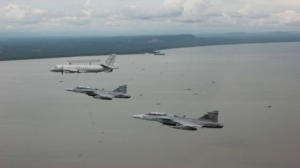 ผบ.ทสส.-ผบ.ทอ.ร่วมบินสังเกตการณ์ทดสอบสมรรถนะ GRIPEN 39 ผบ.ทสส.-ผบ.ทอ.ร่วมบินสังเกตการณ์ทดสอบสมรรถนะ GRIPEN 39