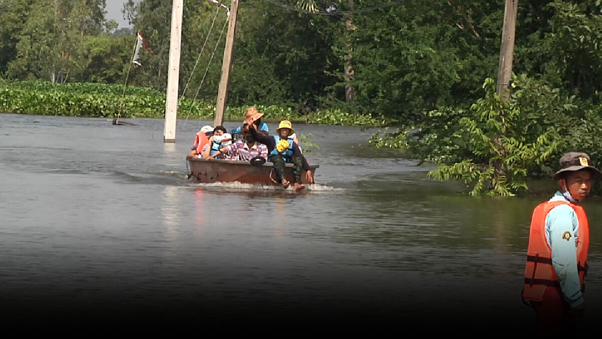ชาวบ้านม่วงใหญ่ อ.โกสุมพิสัย ยังต้องสัญจรโดยเรือไปอีก 1 เดือน